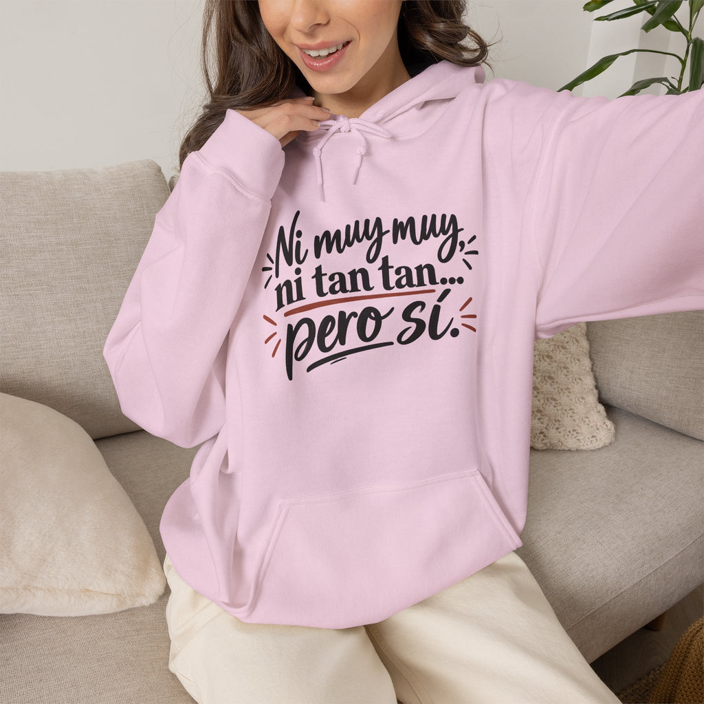 Hoodie — "Ni muy muy, ni tan tan, pero sí" Spanish Quote Graphic Hoodie