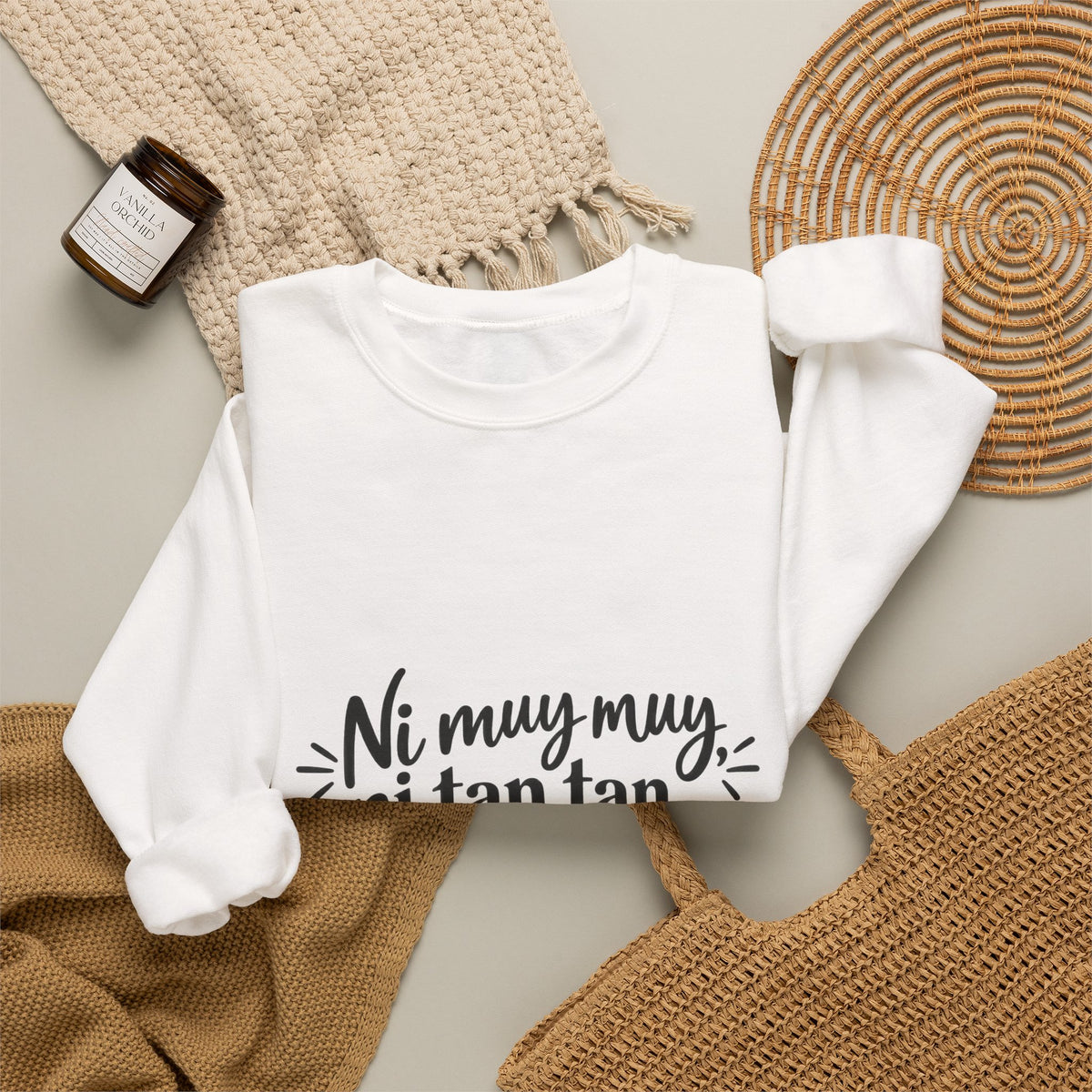 Crewneck Sweatshirt — "Ni muy muy, ni tan tan... pero sí" Spanish Quote Cozy Pullover