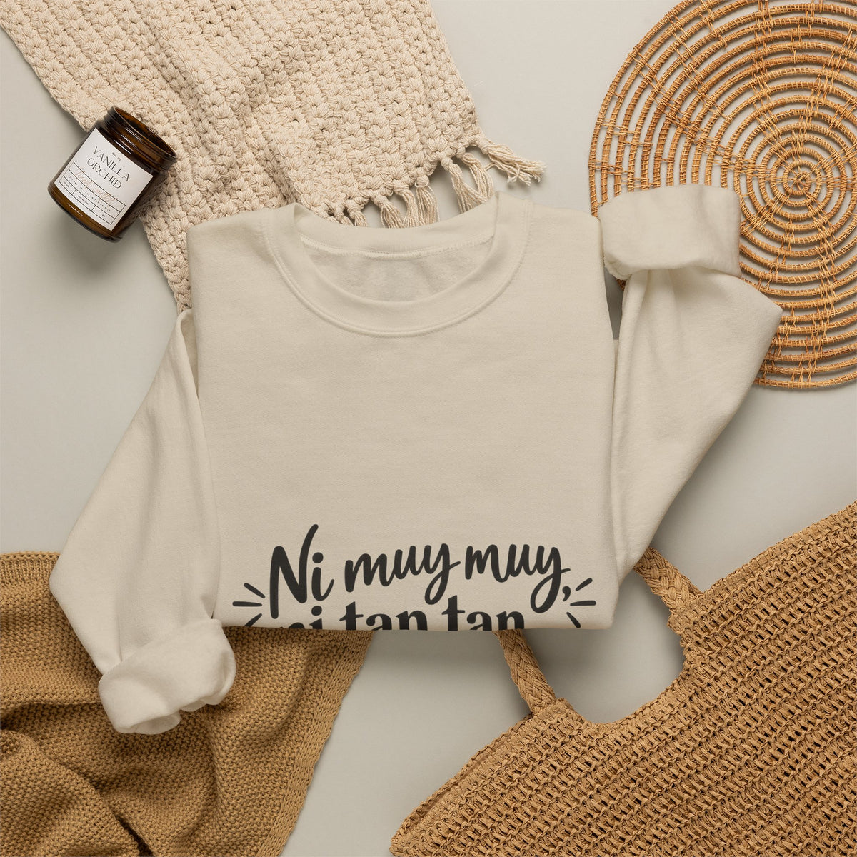 Crewneck Sweatshirt — "Ni muy muy, ni tan tan... pero sí" Spanish Quote Cozy Pullover